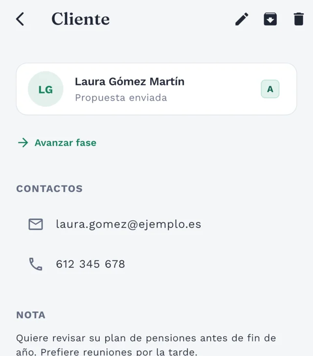 Ficha de cliente con datos de contacto, nota y próximos eventos
